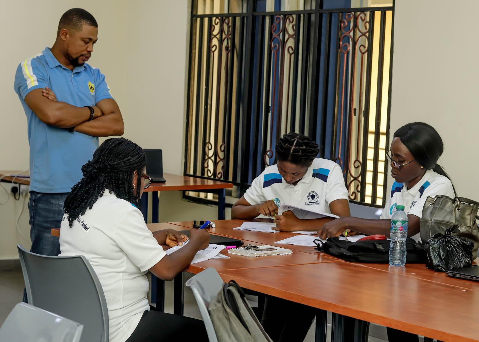 16 Plus Consult. about image